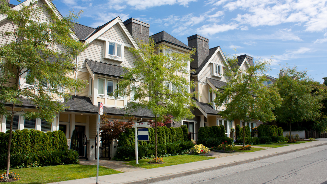 Orange County residential street near golf-course and suburban buyer context